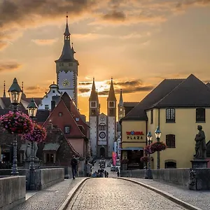 Alte Mainbruecke - Gratis Kaffee - Netflix - Balkon , Wurzburg Germany